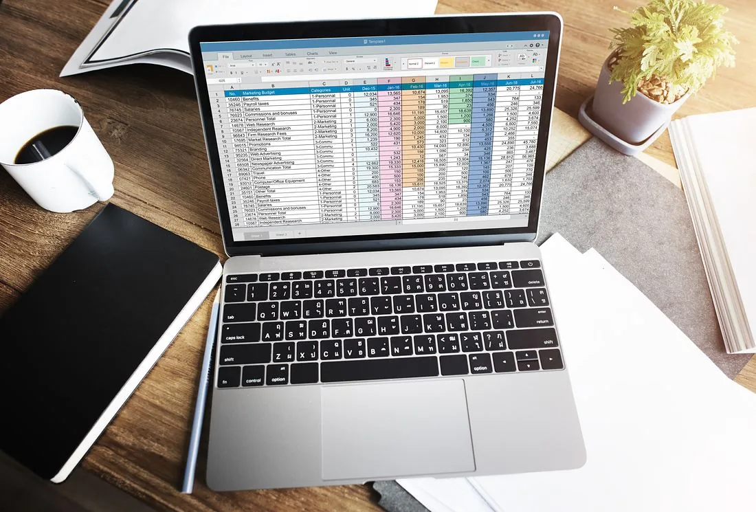Notebook com planilha de orçamento aberta
